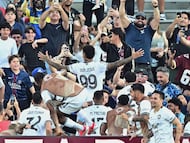 Botafogo's Brazilian forward #99 Igor Jesus celebrates with supporters after scoring the opening goal during the FIFA Club World Cup 2025 Group B football match between France's Paris Saint-Germain and Brazil's Botafogo at the Rose Bowl stadium in Los Angeles on June 19, 2025. (Photo by Frederic J. Brown / AFP)