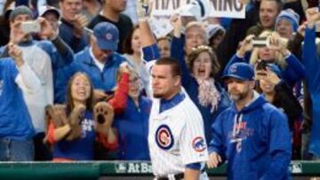  Kyle Schwarber celebrando la victoria con la afici&oacute;n de los Chicago Cubs. 