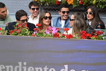 Pablo Castellano, María Pombo, Marc Márquez, su pareja, Gemma Pinto, y Laura Escanes asisten al partido de octavos de final del Mutua Madrid Open que durante el partido que los tenistas Andréi Rublevv y Carlos Alcaraz disputaron en el Mutua Madrid Open.

