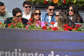 Pablo Castellano, María Pombo, Marc Márquez, su pareja, Gemma Pinto, y Laura Escanes asisten al partido de octavos de final del Mutua Madrid Open que durante el partido que los tenistas Andréi Rublevv y Carlos Alcaraz disputaron en el Mutua Madrid Open.
