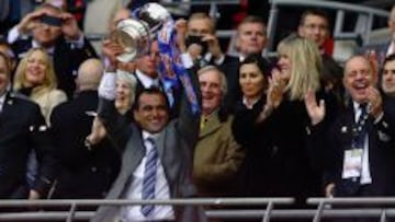 Roberto Martínez levanta el trofeo como ganador de la FA Cup.