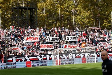 El recibimiento del Fondo de Vallecas a Míchel.
