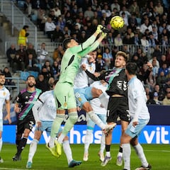 El Zaragoza aprovecha en el añadido otro ataque de pánico del Málaga