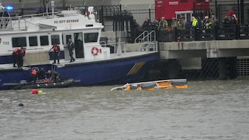 A helicopter carrying Spanish tourists fell from the sky and crashed into the Hudson River. Witnesses describe the horrifying details.