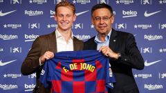 El centrocampista holand&eacute;s del Barcelona, Frenkie de Jong, con el presidente Bartomeu.
