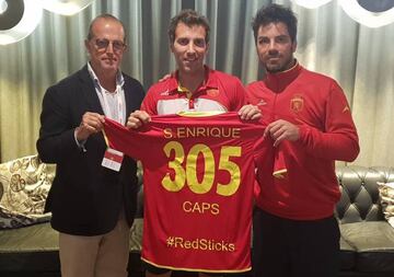 Sergi Enrique posa con su camiseta de 305 partidos como internacional.