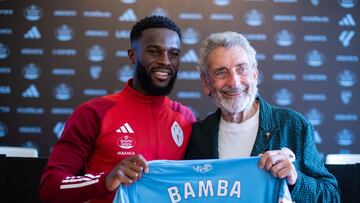 El jugador francomarfileño Jonathan Bamba y el presidente Carlos Mouriño, durante la presentación del atacante como nuevo jugador del Celta.