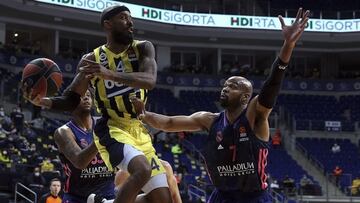 08/04/21. Brown ante Tyus en el Fenerbahçe-Madrid de la Euroliga