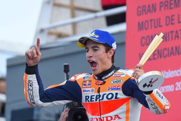 Marc Márquez celebrando la victoria en el Gran Premio de Valencia. 