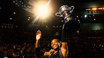 Serena es una de las mejores jugadoras de tenis de la historia que se caracteriza por su gran fuerza fsica, mental y a sus poderosos golpes. La tenista nacida en Mchigan es ganadora de 23 ttulos individuales en torneos Grand Slam, cuatro medallas de oro en los Juegos Olmpicos, una Copa Federacin y dos Copa Hopman. Adems, es la nica tenista en haber completado el Golden Slam de carrera en las dos modalidades. Tiene un impresionante rcord en su carrera de 855-152 ostentando la primera posicin en el ranking WTA durante 319 semanas.