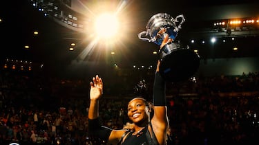 Serena es una de las mejores jugadoras de tenis de la historia que se caracteriza por su gran fuerza física, mental y a sus poderosos golpes. La tenista nacida en Míchigan es ganadora de 23 títulos individuales en torneos Grand Slam, cuatro medallas de oro en los Juegos Olímpicos, una Copa Federación y dos Copa Hopman. Además, es la única tenista en haber completado el Golden Slam de carrera en las dos modalidades. Tiene un impresionante récord en su carrera de 855-152 ostentando la primera posición en el ranking WTA durante 319 semanas.