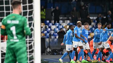 Los jugadores dle Nápoles celebran el gol de Osimhen.