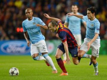 Andrés Iniesta se lleva un balón.