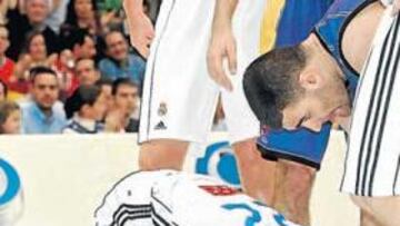 <b>ABATIDO. </b>Un golpe tumbó a Bullock. Lo peor para él llegaría al final: erró tres triples para ir a la prórroga.