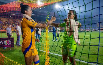 Jennifer Hermoso y Aurora Santiago cortando las redes de la portería del estadio Universitario de la ciudad de Monterrey (México).