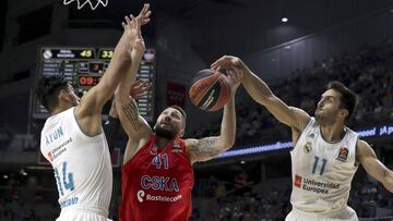 GRA001. MADRID, 19/10/2017.- El alero del CSKA de Mosc&uacute; Kurbanov (c) trata de entrar a canasta entre Ay&oacute;n (i) y Campazzo, ambos del Real Madrid, durante el partido de la Euroliga de baloncesto disputado esta noche en el Wizink Center. EFE/Kiko Huesca