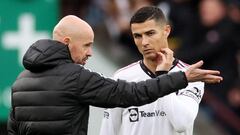 Erik ten Hag, entrenador del Manchester United, da instrucciones a Cristiano Ronaldo.