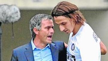 <b>BUENA RELACIÓN. </b>Mourinho e Ibrahimovic hablan en un partido.