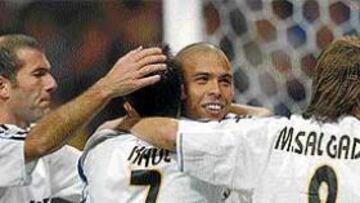 <b>RONALDO, BIGOLEADOR</B>. El brasileño marcó los dos tantos del Real Madrid. El primero llegó después de una combinación entre Raúl y Salgado.