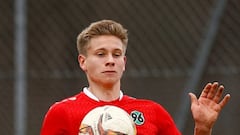 Hannover 96 player killed day after relegation in car crash