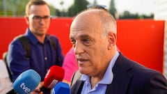 MAREO, 06/10/2023.- El Presidente de La Liga, Javier Tebas, realiza declaraciones a los medios con motivo de su reunión con los clubs del norte de España, este viernes en Mareo. EFE/Paco Paredes
