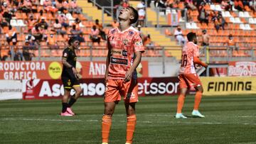Futbol, Cobreloa vs Fernandez Vial
Vigesima segunda fecha, campeonato Ascenso Betsson 2021
El jugador de Cobreloa Bryan Ogaz, se lamenta luego de perder una oportunidad de gol contra Fernandez Vial durante el partido de primera B disputado en el estadio Zorros del Desierto de Calama, Chile.
26/09/2021
Pedro Tapia/Photosport********