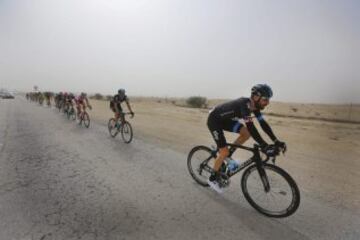 El ciclista británico Bradley Wiggins, del equipo Sky, pedalea durante la segunda etapa de la Vuelta a Qatar, disputada entre Al Wakra y Al Khor Corniche, de 187,5 kilómetros.