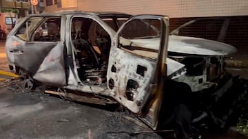 Santos desciende y la gente reacciona quemando carros y haciendo desastres en las calles.