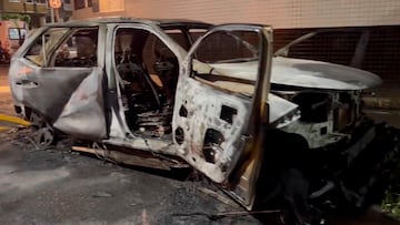 Carro de Steven Mendoza es incinerado por hinchas de Santos tras el descenso del equipo.