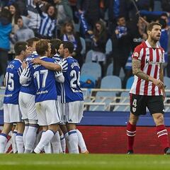 La Real se pasea en el derbi de la bronca a Iñigo Martínez