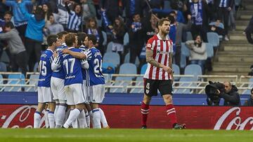 La Real se pasea en el derbi de la bronca a Iñigo Martínez