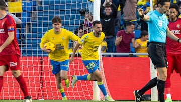 LAS PALMAS DE GRAN CANARIA, 25/02/2024.- El centrocampista de Las Palmas Kirian Rodríguez (2-i) celebra con Marc Cardona (i) tras marcar ante Osasuna, durante el partido de Liga que UD Las Palmas y CA Osasuna disputan este domingo en el estadio de Gran Canaria. EFE/Quique Curbelo