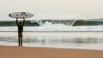 Una ola en forma de tubo rompiendo en la playa de Carcavelos (Portugal).