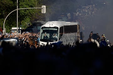 Así recibió el madridismo el autobús del equipo en el Bernabéu