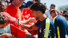 El centrocampista del Mallorca, Antonio Sánchez, firma autógrafos a seguidores mallorquinistas en la Ciudad Deportiva.