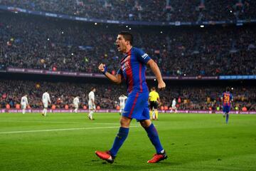 Luis Suarez of Barcelona celebrates scoring the opening goal during the La Liga match between FC Barcelona and Real Madrid