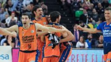 Los jugadores del Valencia Basket celebran su pase a semifinales.