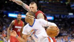 Russell Westbrook ante Chris Andersen.