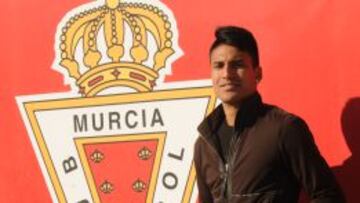 Mauro dos Santos es fundamental para Julio Velázquez en el centro de la zaga.