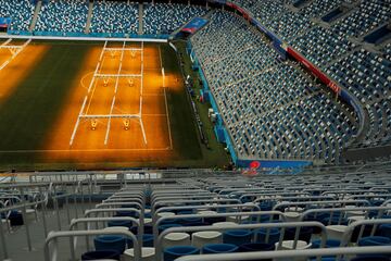 Luces artificiales mejoran el césped del Nizhny Novgorod Stadium.
