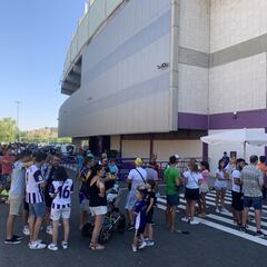 Largas colas en Zorrilla en el primer día para nuevas altas