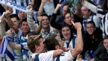 <b>ANOETA. </b>Tamudo, abrazado por Griezmann, se dirige a la grada de Anoeta para celebrar un gol.