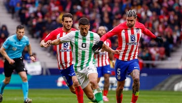 Pablo Fornals conduce un balón por delante de Koke y Rodrigo de Paul. EFE/ Daniel Gonzalez