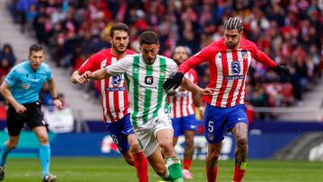 MADRID, 03/03/2024.- El centrocampista del Betis Pablo Fornals (c) con el balón ante Memphis Depay (d) durante el partido de la jornada 27 de LaLiga EA Sports entre el Atlético de Madrid y el Betis, este domingo en el estadio Cívitas Metropolitano en Madrid.- EFE/ Daniel Gonzalez