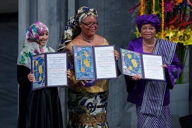 La entonces presidenta de liberia, Ellen Johnson Sirleaf, ganó el Nobel de la Paz en 2011 junto a la activista liberiana Leymah Gbowee y la periodista yemení Tawakkul Karman por la lucha no violenta por la seguridad de las mujeres la participación de estas en los procesos de paz. Sin embargó, se criticó el galardón después de que Sirleaf recibiera criticas por corrupción y nepotismo durante su presidencia. 