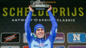 SL1. SCHOTEN (B&Eacute;LGICA), 04/04/2018.- El ciclista holand&eacute;s Fabio Jakobsen del equipo Quick-Step celebra en el podio tras ganar la 106 Cl&aacute;sica Scheldeprijs-Premio del Escalda, entre Mol y Schoten, en B&eacute;lgica, hoy, 4 de abril de 2018. EFE/ Stephanie Lecocq