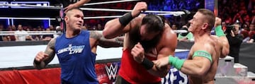 Randy Orton y John Cena golpean a Braun Strowman en Survivor Series.