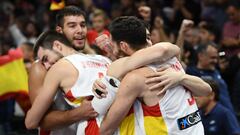 Los jugadores de España, con los hermanos Hernangómez al fondo, celebran su oro en el Eurobasket 2022.
