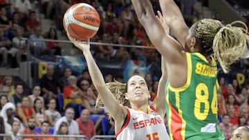 Anna Cruz lanza durante el partido ante Senegal.