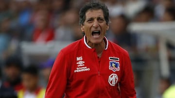 El ex DT de Colo Colo está a un paso de Alianza Lima, pero el estado de emergencia en Perú retrasaría su llegada. Por lo mismo, trabajaría de forma online.